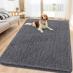 Alfombra Smiry para puertas mostrando huellas mojadas; absorbe humedad en la entrada.