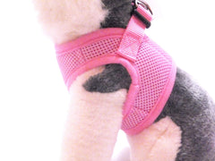 Arnés Snazzi Pet sin tirones rosa, vista trasera, ajuste cómodo para razas pequeñas.