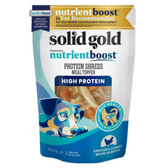 Solid Gold Protein Shreds Topper con pollo deshilachado en caldo para paladar exigente.