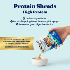 Solid Gold Protein Shreds Topper con pollo deshilachado y zanahorias, sabor sabroso.
