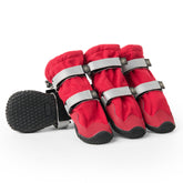 Spark Paws botas impermeables para perros en primer plano, protección contra lluvia y charcos.