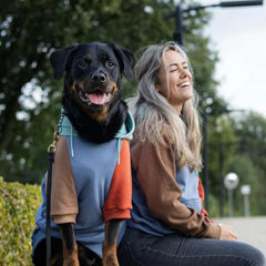 Spark Paws Hoodie Alpine L apertura para correa, práctico acceso sin perder estilo.