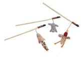 SPOT Skinneeez varitas de juego con hierba gatera en acción para gatos