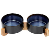 SPUNKYJUNKY: tazones cerámicos dobles con base de madera para evitar derrames.