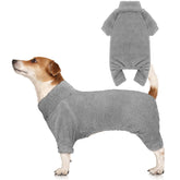 Pijama Stpiatue para perro con cuello tortuga y felpa que aporta calidez suave.