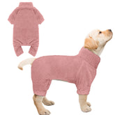 Stpiatue pijamas para perro con forro felpado y cuello tortuga, ideal para días fríos.