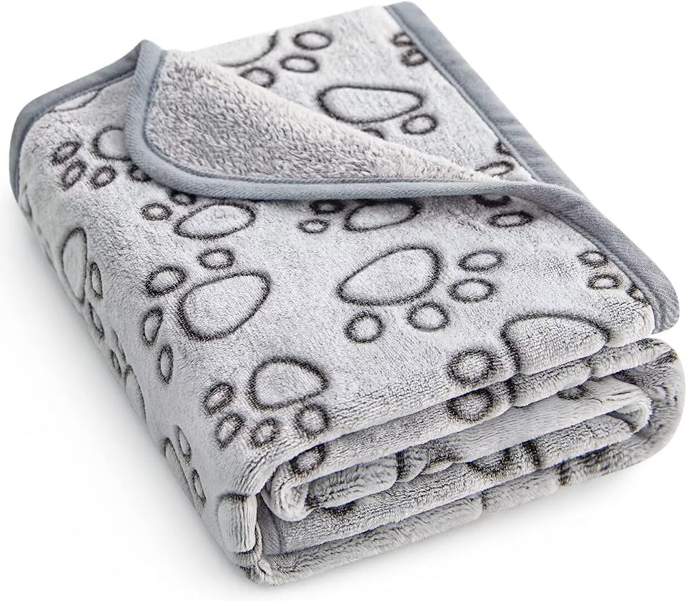 Manta Stuffed para perros con huellas gris, protege muebles y ofrece abrigo suave.