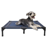 Cama elevada Suddus para perro en exterior, descanso cómodo al aire libre.