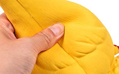 Detalle pintado a mano en pollo de goma de Tamu style.