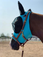 La TGW RIDING máscara anti moscas ofrece elasticidad y ajuste cómodo en azul pacífico.
