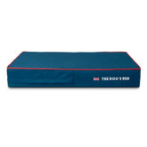 Funda exterior azul de The Dog's Balls con pespunte rojo protege la cama