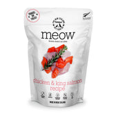 The New Zealand Natural Pet Food Co. Meow, comida liofilizada para gatos con pollo y salmón aporta proteína.