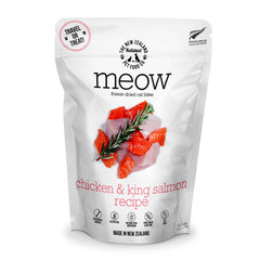 The New Zealand Natural Pet Food Co. Meow, comida liofilizada para gatos con pollo y salmón aporta proteína.