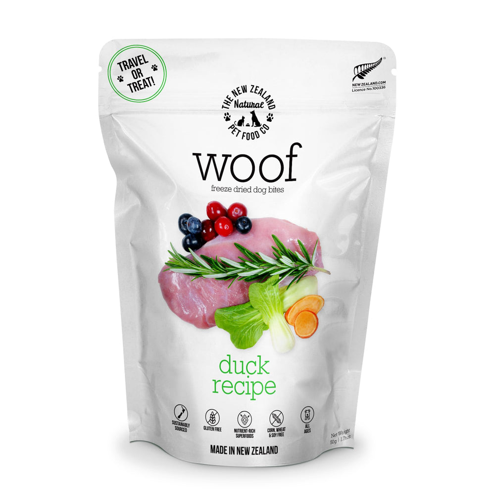 The New Zealand Natural Pet Food Co. Woof Receta de Pato Liofilizado – envase y porciones para servir.
