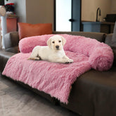 Tinaco cama peluche rosa frente muestra el borde acolchado para confort.