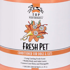 Top Performance Fresh Pet Conditioner aporta brillo sedoso al pelaje durante el cepillado.