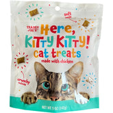 Golosinas Trader Joe's Here Kitty Kitty para gatos con pollo; textura crujiente por fuera, suave por dentro.