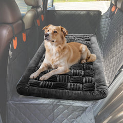 Tranquitas cama para perro en asiento trasero del coche, ideal para viajes.