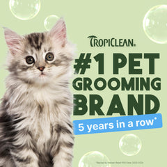 Aplicación manual del champú TropiClean para un baño cómodo.