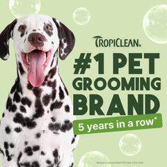 TropiClean champú para perros ofrece aroma duradero de aloe y coco.