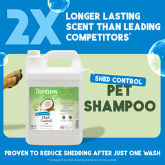 TropiClean Deshedding Shampoo: perro en ducha con lavado eficaz