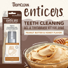 Cepillo de bambú TropiClean Enticers con cerdas suaves para un cepillado cómodo.