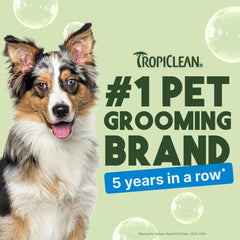 Paquete de cuidado TropiClean para baño canino en casa.