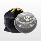 Urna Trupoint Memorials para mascotas pequeñas con patas grises, ideal para recuerdos duraderos.