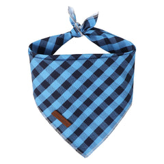 Bandana Unique Style Paws de algodón pequeña, vista frontal para paseos cómodos.