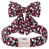 Collar Unique Style Paws con corazon y lazo removible para un look romántico.