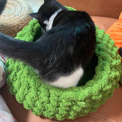 Urnat Cat Nest Bed, textura-ultra-suave: confort envolvente para horas de juego y sueño.