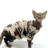 Sudadera Urnat para gato en la vista frontal, cálida y festiva para celebrar la temporada.
