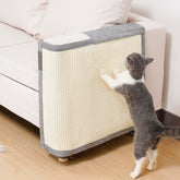 Protector sisal de Uross en sofá, protege el frente del brazo y arañazos del gato.