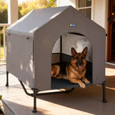 La casa para perros Veehoo 47-pulgadas exterior elevada ofrece refugio cómodo.
