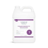 Champú Veterinary Formula: aplicación suave para un pelaje sano.