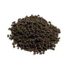Vitalis Algas Marinas Pellets en tanque caen lentamente para una experiencia de alimentación natural.