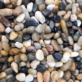 Piedras del río Voulosimi pulidas para adornar jardines y acuarios.