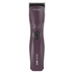 Wahl Pro Animal KM Supera en mano, clipper sin cables para mayor movilidad y comodidad.