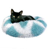 Whiskers & Friends Cama Gato: exterior plush suave para relajación y descanso.