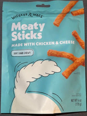 Wiggles & Wags palitos masticables de pollo y queso para premiar perros grandes durante el entrenamiento.