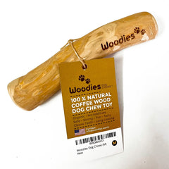 Woodies Dog Chews juguete de madera de café, seguro para perros y divertido.