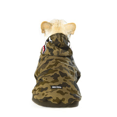 Woof Trails sudadera camuflada con agujero para correa en la espalda, práctico para paseos.