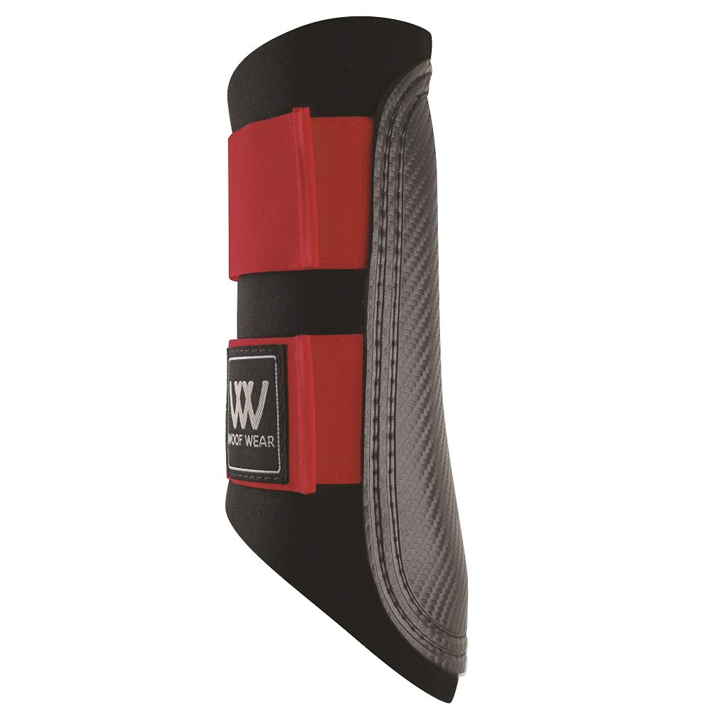 Woof Wear Bota Cepillada Deportiva S Rojo en uso, protege articulaciones y ventila para la pata del perro.