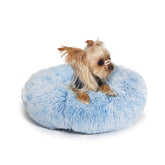 Cama Wrkfree azul y blanco, forma de rosquilla para perros pequeños.