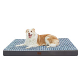 Cama YIZHUOPET para perro grande con espuma tipo huevo que ofrece soporte cómodo.