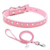 Collar YOUALSO con brillantes en rosa, ideal para paseos con estilo.