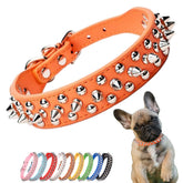 YOUALSO collar-perro-tachuelas-naranja primer plano muestra la suavidad del PU para el cuello.