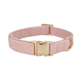 Collar YUDOTE con pana acanalada y cierre dorado, cómodo y duradero.