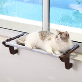 Zakkart asiento de ventana para gato con madera oscura, ideal para descansar y observar.