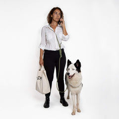 Zee.Dog Army Green 4 en 1, ajuste en la cintura para movilidad total.